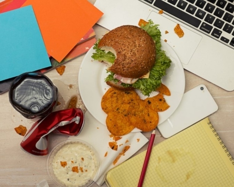 Evita la contaminación alimentaria: Consejos para comer en la oficina sin riesgos