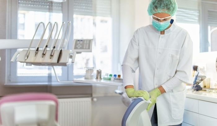 ¿Cómo se deben desinfectar los consultorios odontológicos?